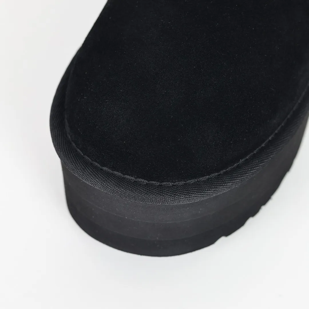 Pick up locally 💰560 Core recommended good price In the new year, uug launched a series of styles, which are partially geared towards the preferences of young consumers and have also moved to the forefront of fashion trends. Shoe body material: water-repellent coated suede upper, 17mm UGGPURE™ implantable wool insole, lightweight non-slip and comfortable rubber outsole, with brand LOGO and trademark, with full packaging Size: 35 36 37 38 39 40